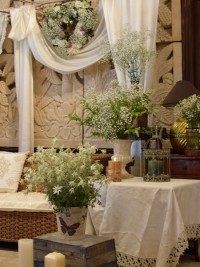 人気のソファメイン装飾、白い布とカスミソウをテーマにして装飾。千葉や幕張。
