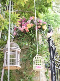 ガーデンの入口のゲートをお花で装飾。千葉県印西市の結婚式場アンソレイエ